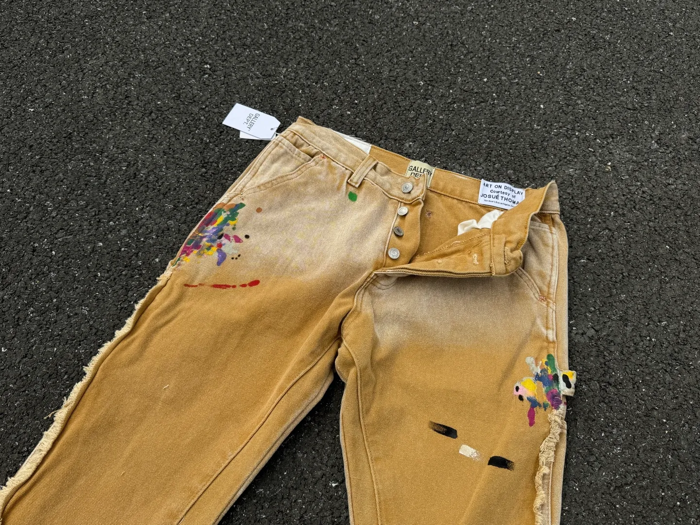 P250💰G91 GALLERY DEPT. Spliced ​​patches, ink-splashed denim bell-bottoms, washed distressed spliced ​​jeans, denim washing factory. During the process, the owner of the washing factory helped introduce a boss who once worked at the Levi OEM factory and then started his own business. This also paved the way for the following styles. Therefore, Levi's remodeled single product for the base plate is really familiar. Whether it is the fabrics supplied or the lathes used in production, there is nothing to choose from. -Color: Black -Size: S-XXL (corresponding to 28-36)